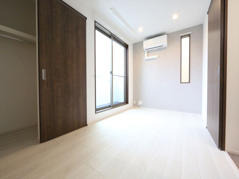 居室・リビング　ＬＤＫ9.6帖　クローゼット付　エアコン完備　バルコニー