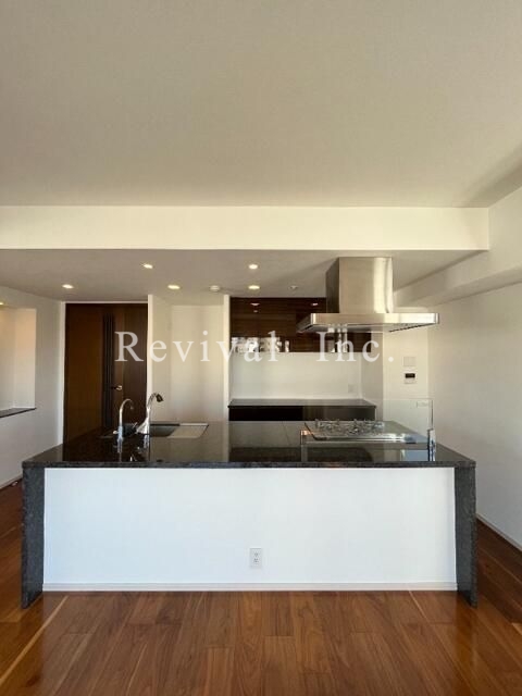 キッチン　リビングを見渡せるキッチン