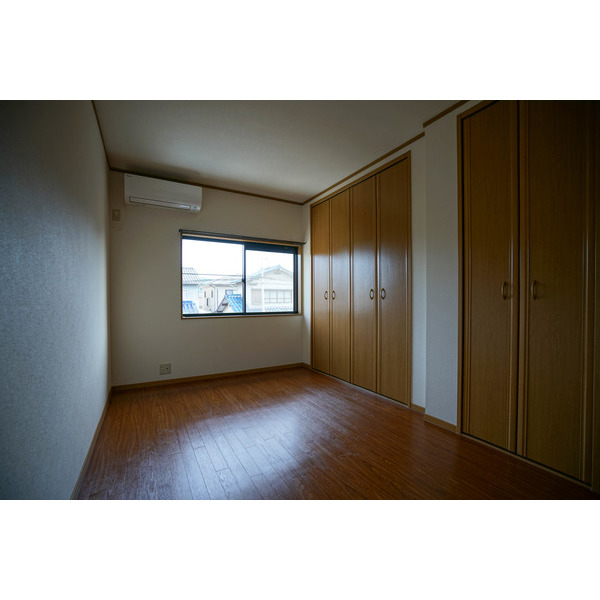 居室・リビング　同じ建物の別なお部屋