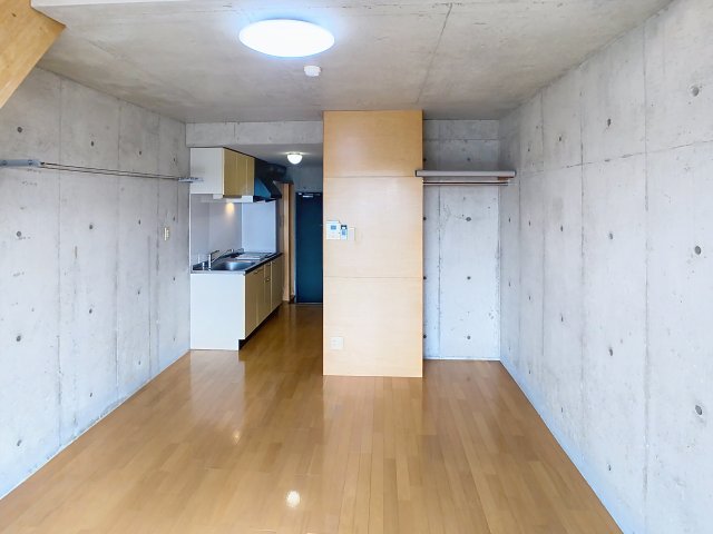 居室・リビング　掲載写真は空室の別部屋を掲載しております。実際のお部屋と仕様