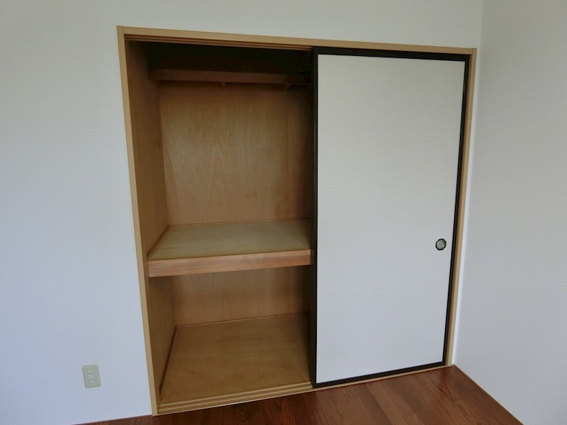 収納　中に仕切りの付いた三段収納、天井までたっぷり収納できます。