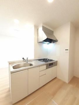 キッチン　ガスコンロとグリル付システムキッチン