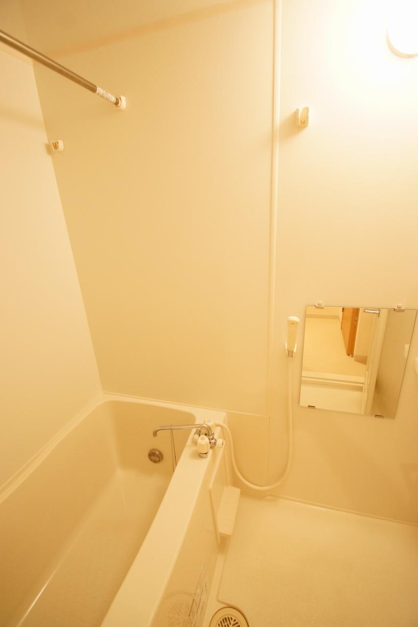 バス・シャワールーム　いつでも温かいお風呂に入れる追い焚き機能付きのバスルームです