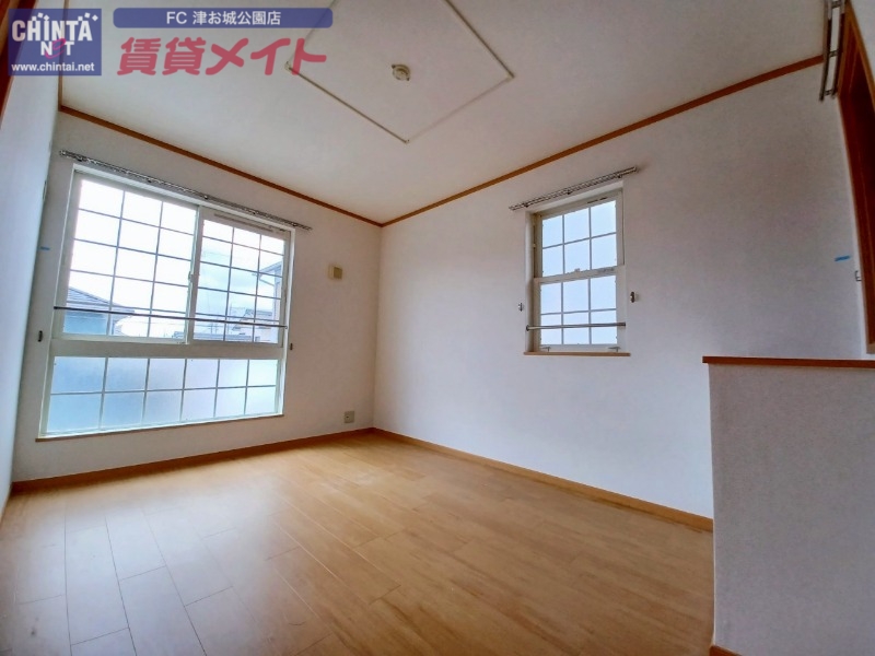 居室・リビング　同物件別室反転タイプ画像