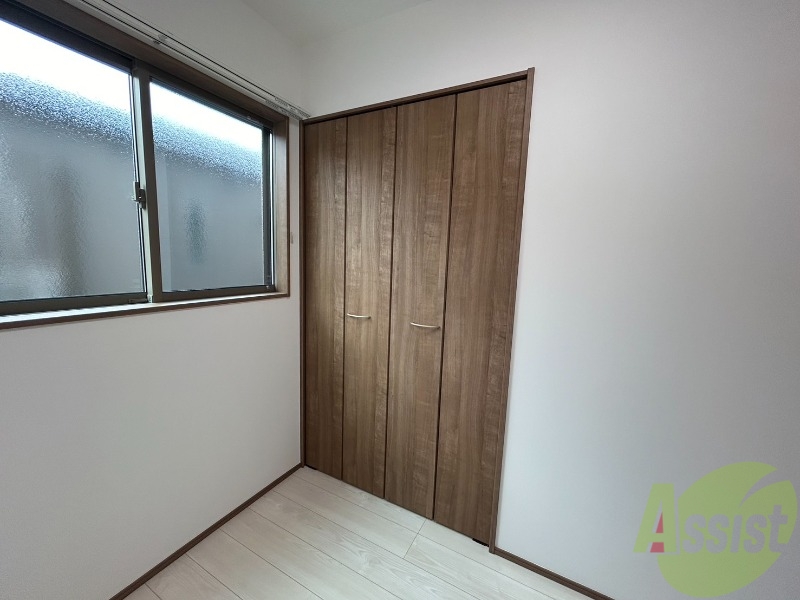 収納　洋室のクローゼットは一人暮らしにはちょうど良いサイズですね。