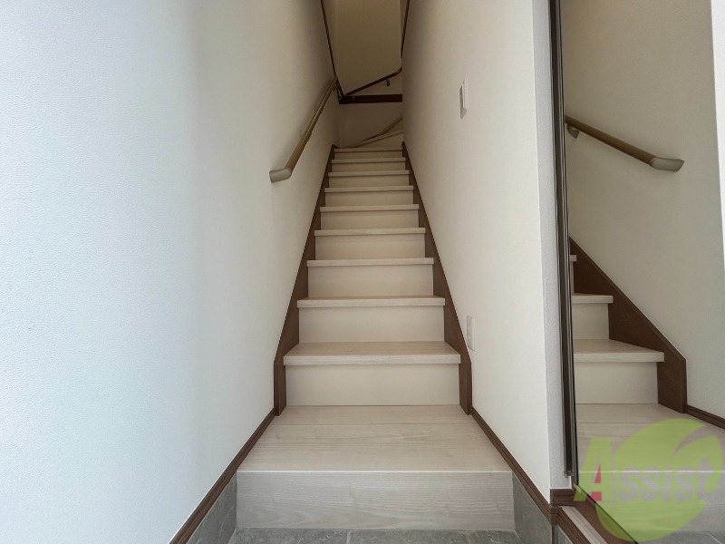 玄関　玄関からの様子です。すぐ部屋が見えないのは安心ですね。