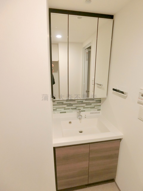 洗面設備　3面鏡の独立洗面台　洗面脱衣所