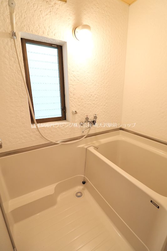 バス・シャワールーム　お風呂にも窓が付いています！