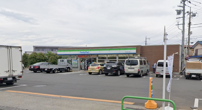 コンビニ　ファミリーマート（コンビニ）まで550m