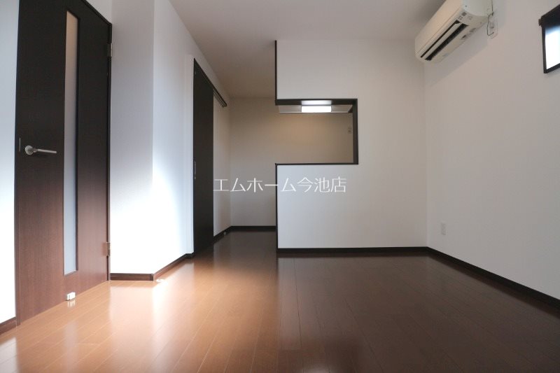 居室・リビング　LDK9.1帖　エアコン付　バルコニーに面しています