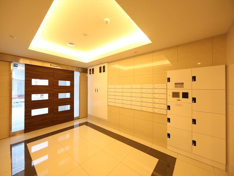 エントランス　エントランス　オートロック付　宅配ＢＯＸ　防犯カメラ