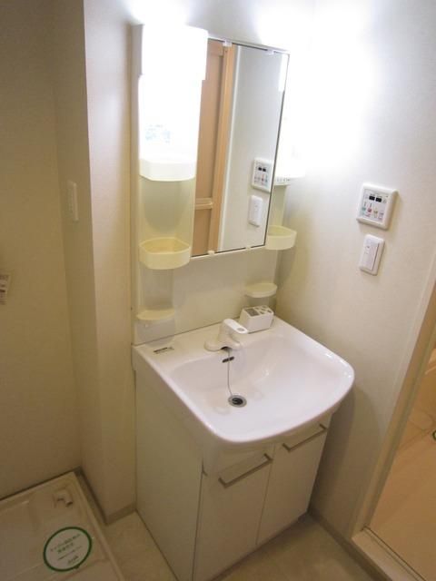 洗面設備　忙しい朝にうれしい独立洗面台です