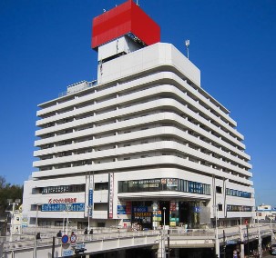 ショッピングセンター　サンビーチ追浜（ショッピングセンター）まで587m