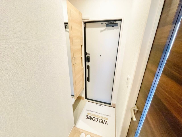 玄関　同一建物内１０３号室内装写真転載