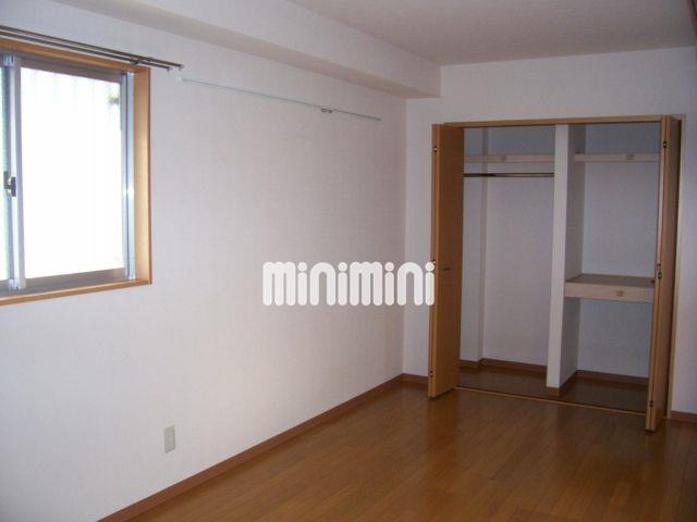 居室・リビング　キレイなフローリングで気持ちよく生活できます。