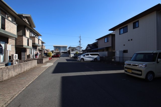 駐車場　駐車場があるので、車を買う予定の方も安心です
