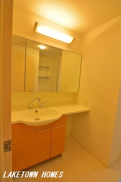 洗面設備　三面鏡の洗髪洗面化粧台です。