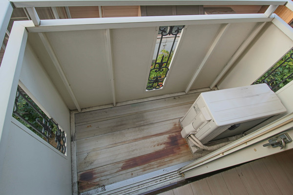 バルコニー　同じ建物の別のお部屋