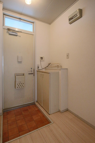 玄関　同じ建物の別のお部屋