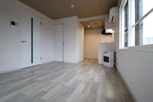 居室・リビング　明るい居間で気持ちまで明るくなりますね！