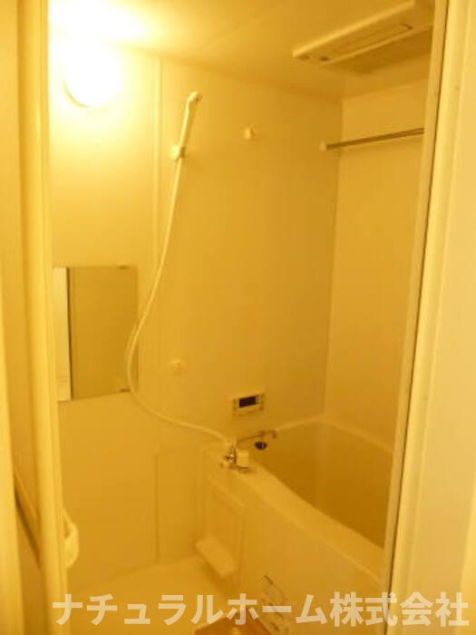 バス・シャワールーム　浴室乾燥機付♪