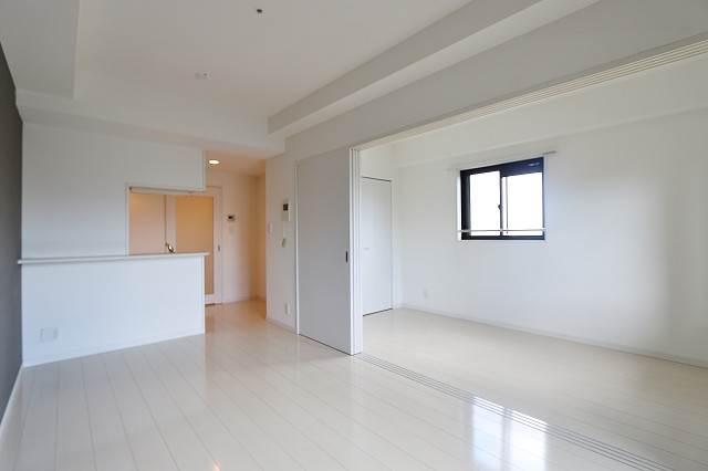 居室・リビング　白を基調とした明るい室内です