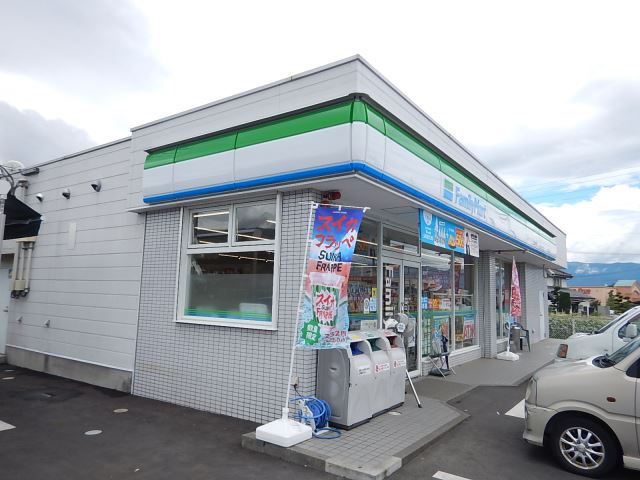 コンビニ　ファミリーマート（コンビニ）まで890m