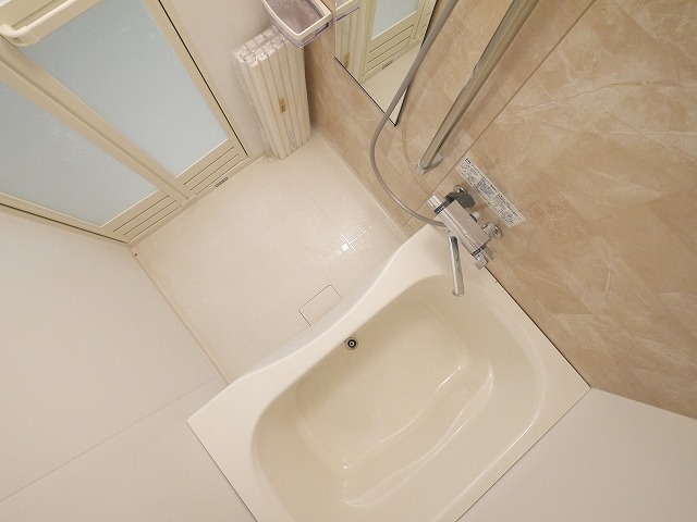 バス・シャワールーム　コンパクトで使いやすいお風呂です