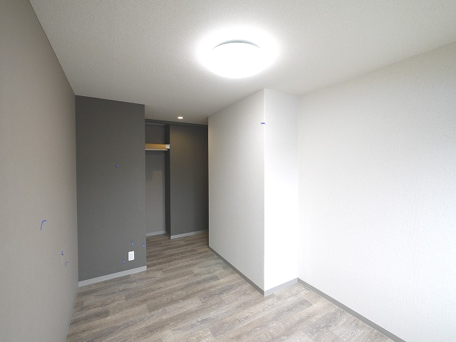 その他部屋・スペース　開放的な寝室です