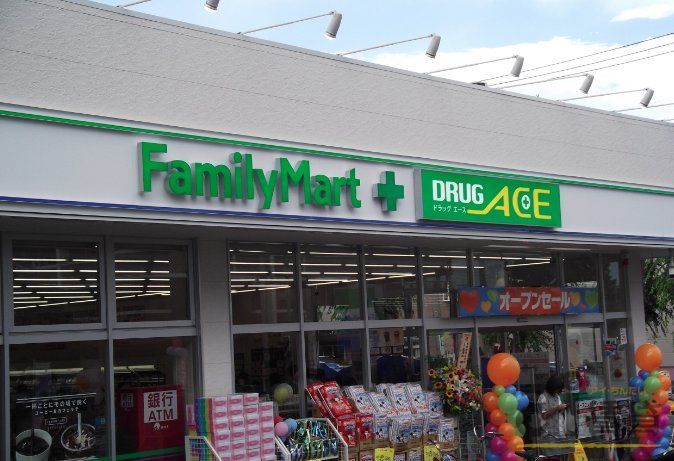 ドラックストア　ファミリーマート＋ドラッグ・エース鶴ヶ岡店（ドラッグストア）まで370m