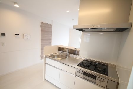 キッチン　広々としたシステムキッチンにはグリル＋三口コンロ付き♪