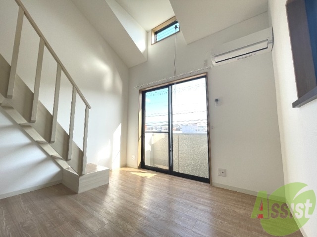 居室・リビング　８．２帖のお部屋です。明るいお部屋で気持ちが良いですね。