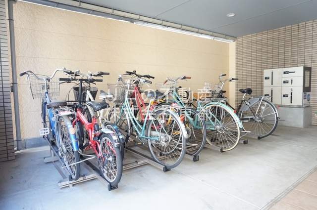 その他共有部分　雨の日でも安心して止められる屋根付の駐輪場です☆