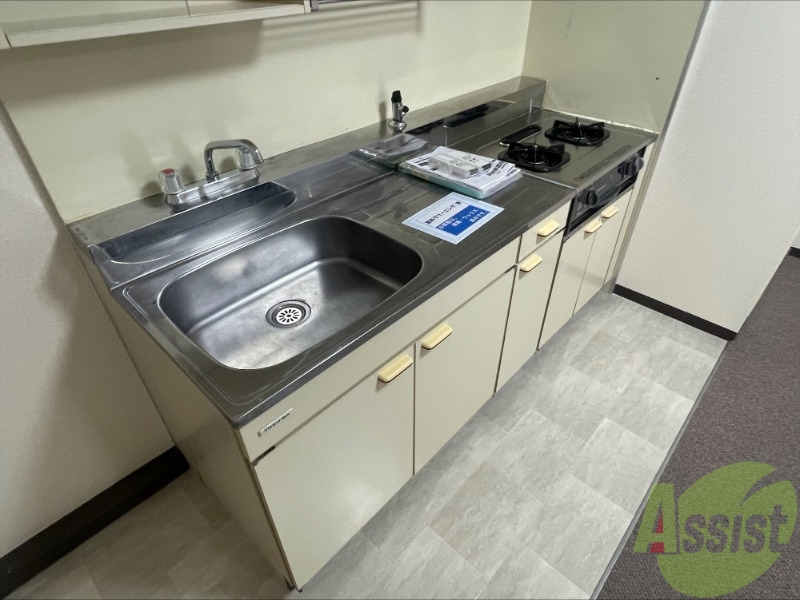 キッチン　キッチンはコンロはついておりこちらのコンロはグリル付きです。