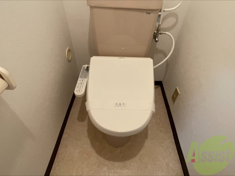 トイレ　トイレは温水洗浄便座になっておりこれが好きな方は多いですね。