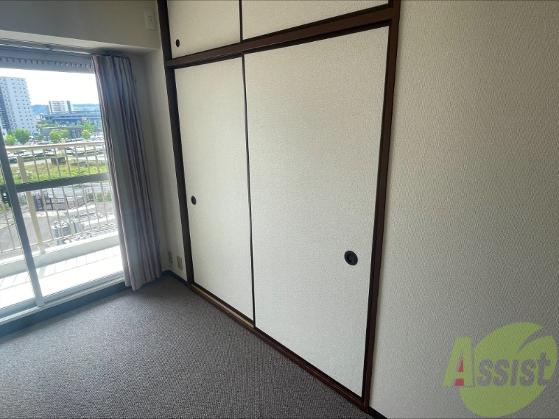 収納　こちらが収納です、上にも収納があり便利ですね。