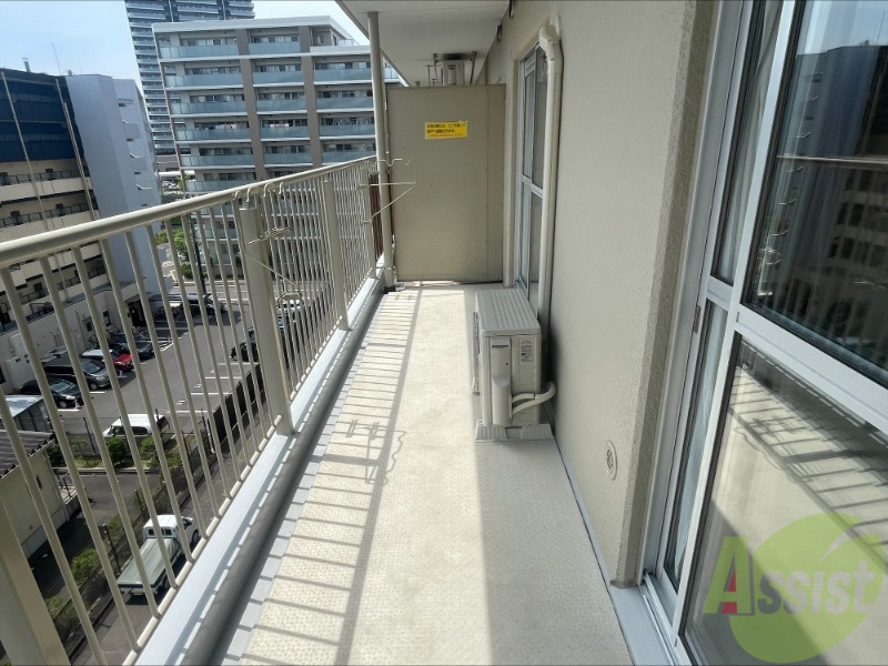 バルコニー　こちらはバルコニーです、日差しがよく入りますね。