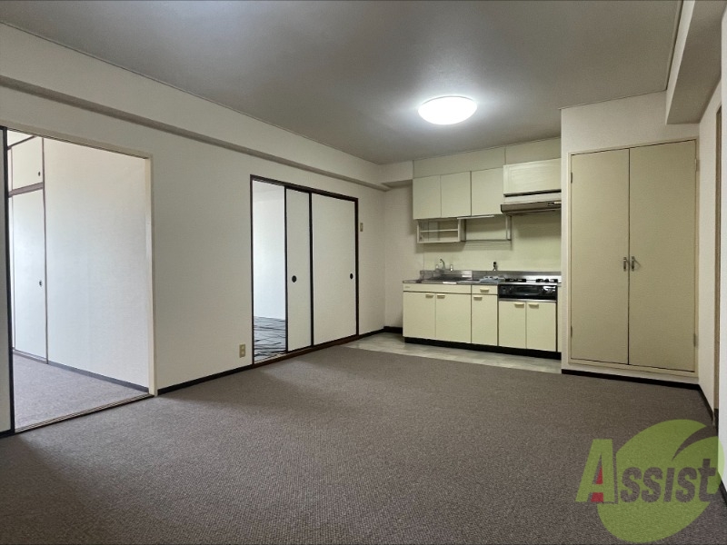 居室・リビング　リビングは１２．１帖で床がカーペットになっております。