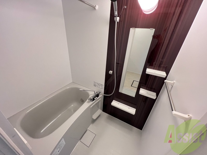 バス・シャワールーム　浴室はゆったりと浸かれるサイズ感になっています。