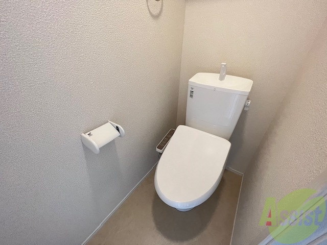 トイレ　温水洗浄便座なので快適に使用できそうですね。