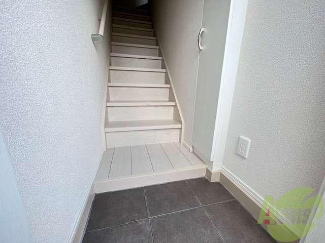 玄関　玄関から撮影しました。敷居が高くなくて安心ですね。