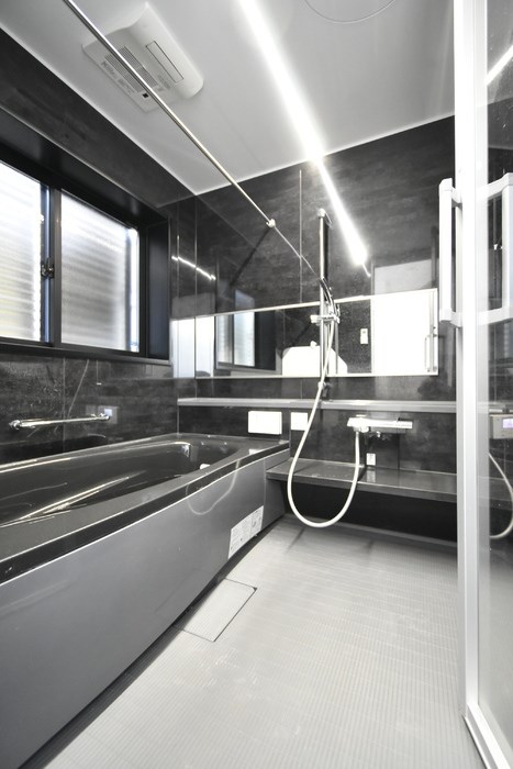 バス・シャワールーム　おしゃれな一坪風呂は追い焚き機能あります。