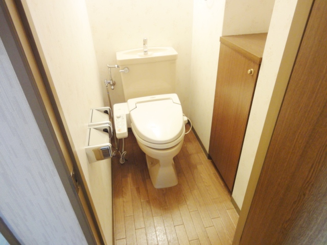 トイレ　同物件別号室の写真です。