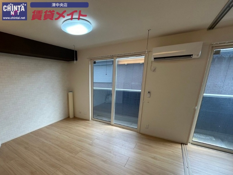 居室・リビング　同物件別室画像