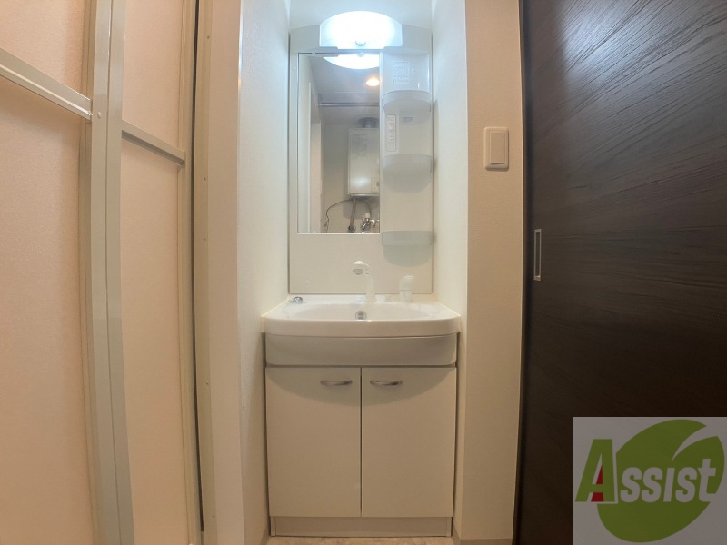 洗面設備　独立洗面台です。大きくてよいですね。シャンプーもできます。