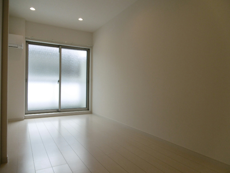 居室・リビング　ダウンライト付きのおしゃれな洋室です。