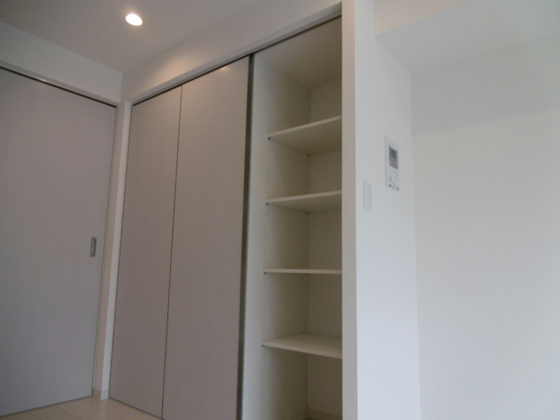 収納　スライド式の扉で、収納部分を隠してスッキリとお使いいただけま