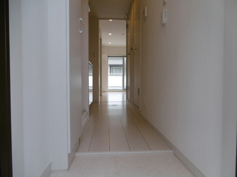 玄関　玄関をあけると、白ベースのきれいなお部屋が見えます。