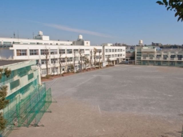 中学校　横浜市立上永谷中学校（中学校）まで753m