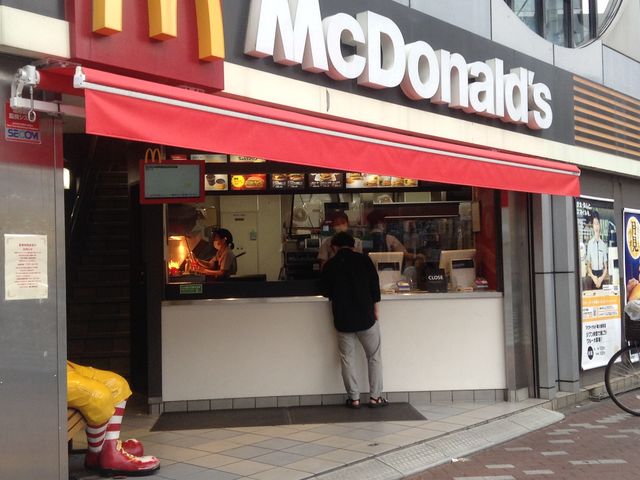 飲食店　マクドナルド菊川駅前店（飲食店）まで213m